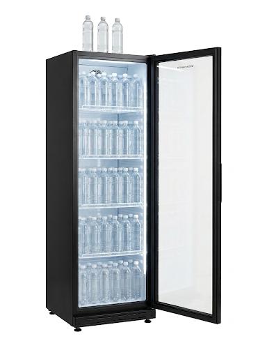 Külmik täis bränditud 0,5 L veepudeleid